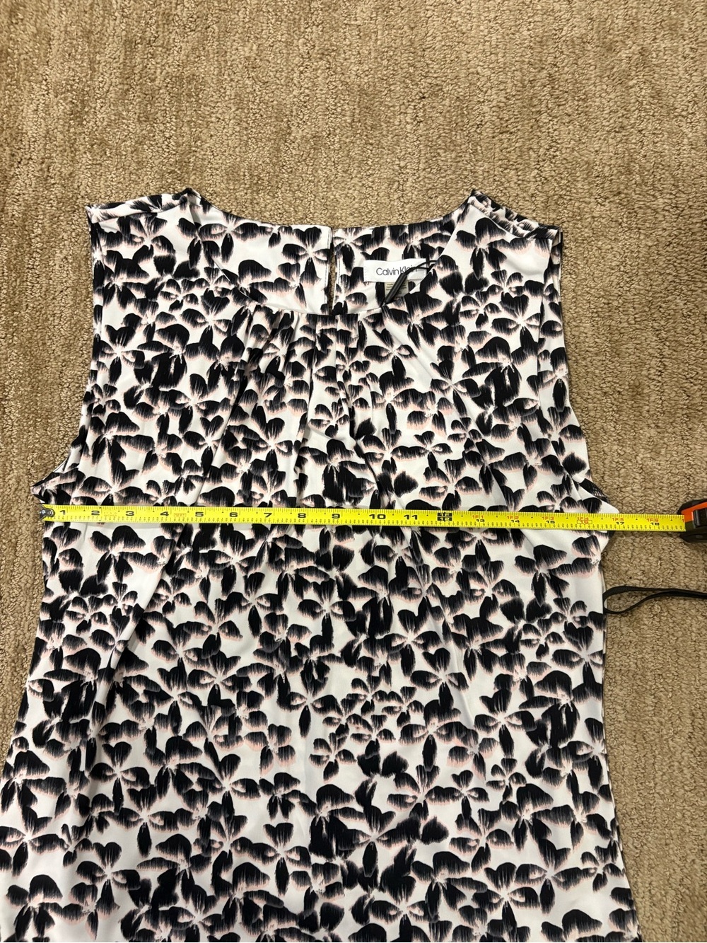 Calvin Klein Black & White Floral-Print Sleeveless Blouse - Picture 4 of 5
